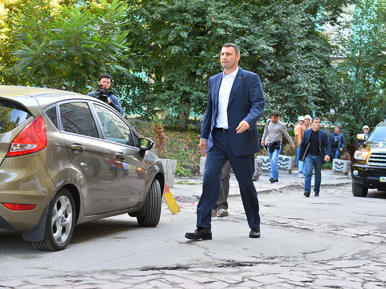 В Десятинном переулке продолжается демонтаж двух лишних этажей скандальной новостройки