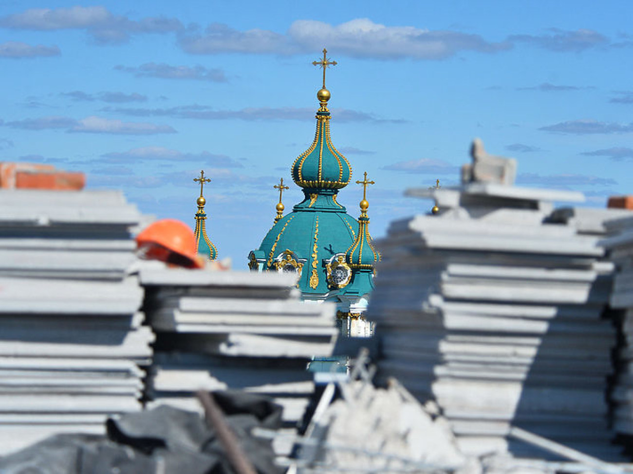 В Десятинном переулке продолжается демонтаж двух лишних этажей скандальной новостройки