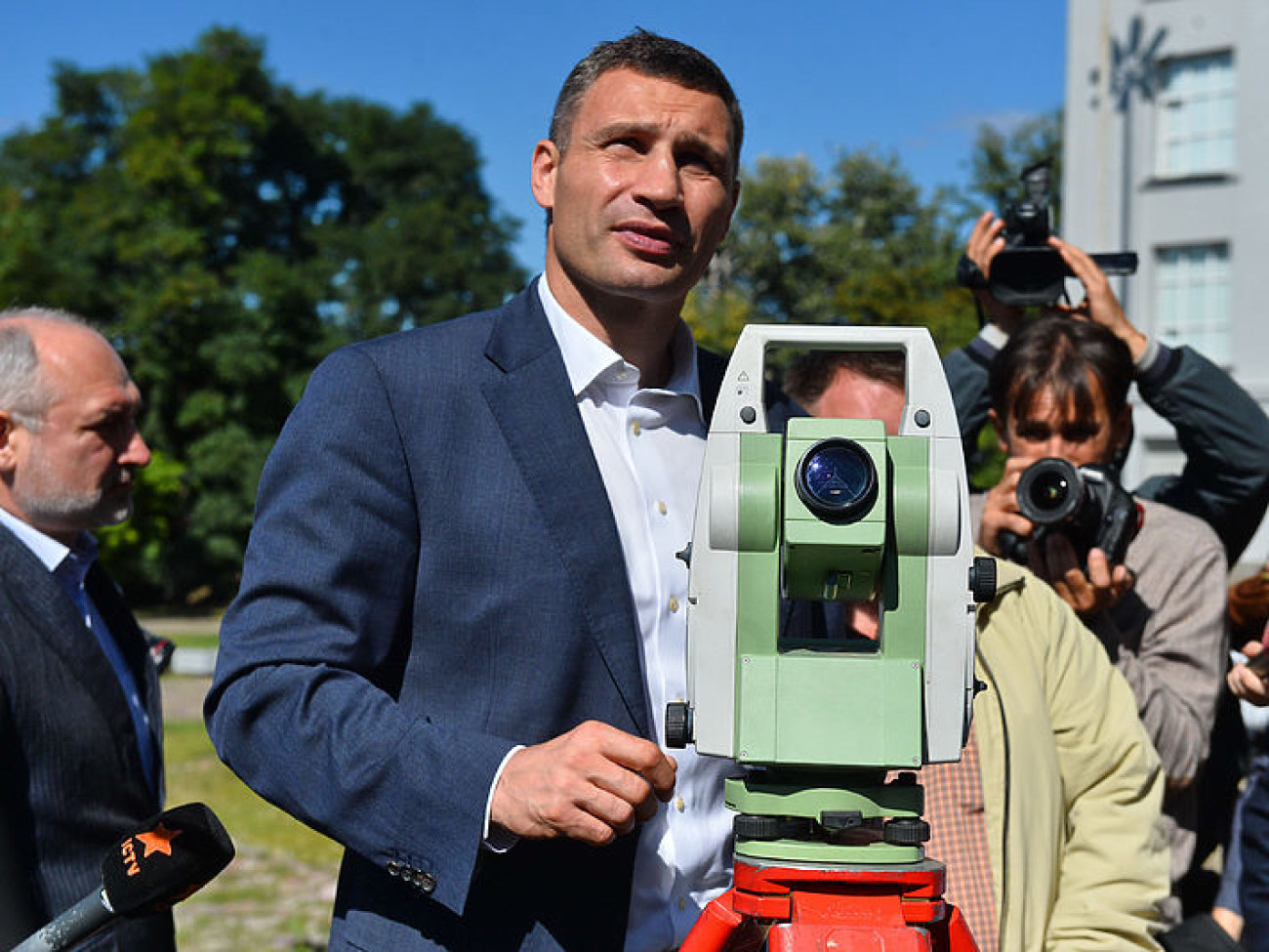 В Десятинном переулке продолжается демонтаж двух лишних этажей скандальной новостройки