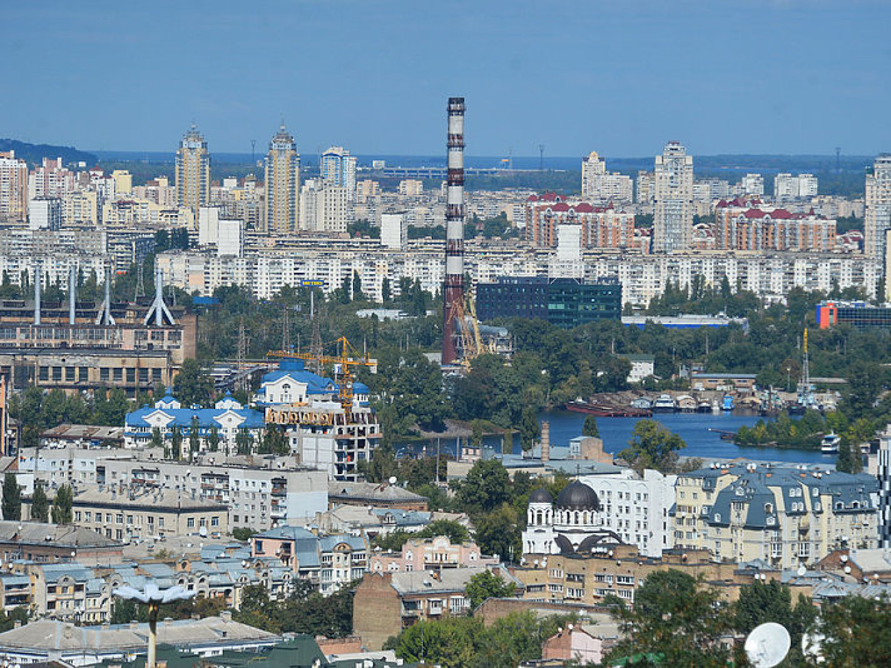 В Десятинном переулке продолжается демонтаж двух лишних этажей скандальной новостройки