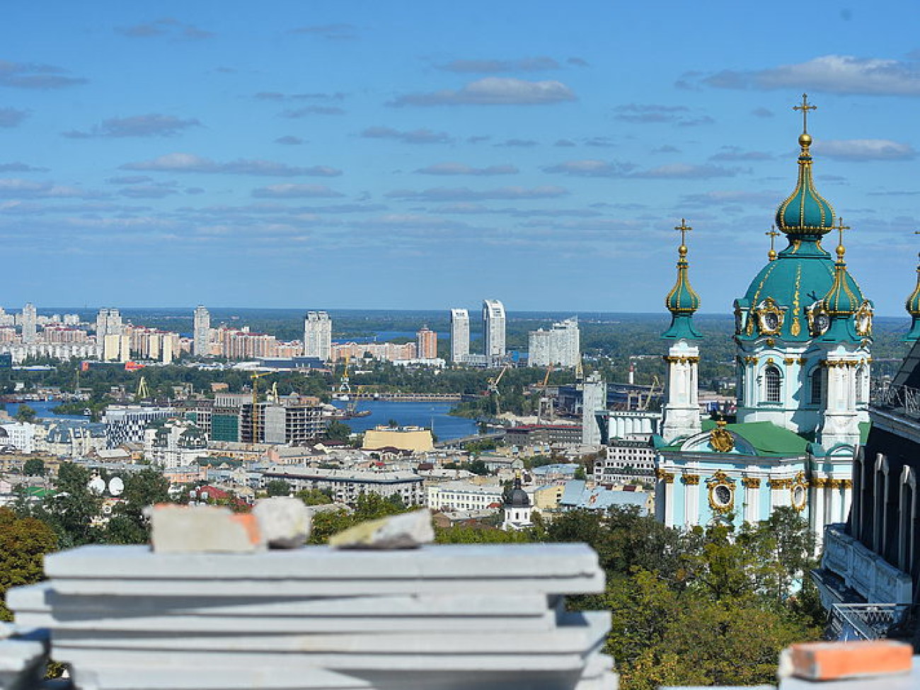 В Десятинном переулке продолжается демонтаж двух лишних этажей скандальной новостройки