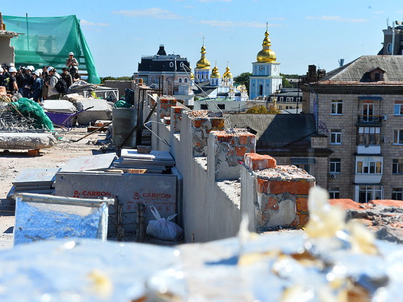 В Десятинном переулке продолжается демонтаж двух лишних этажей скандальной новостройки