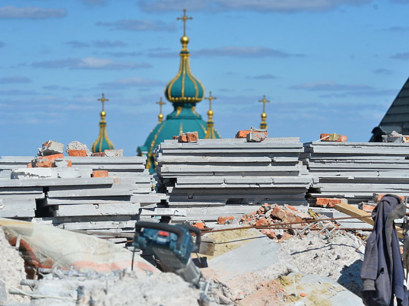 В Десятинном переулке продолжается демонтаж двух лишних этажей скандальной новостройки