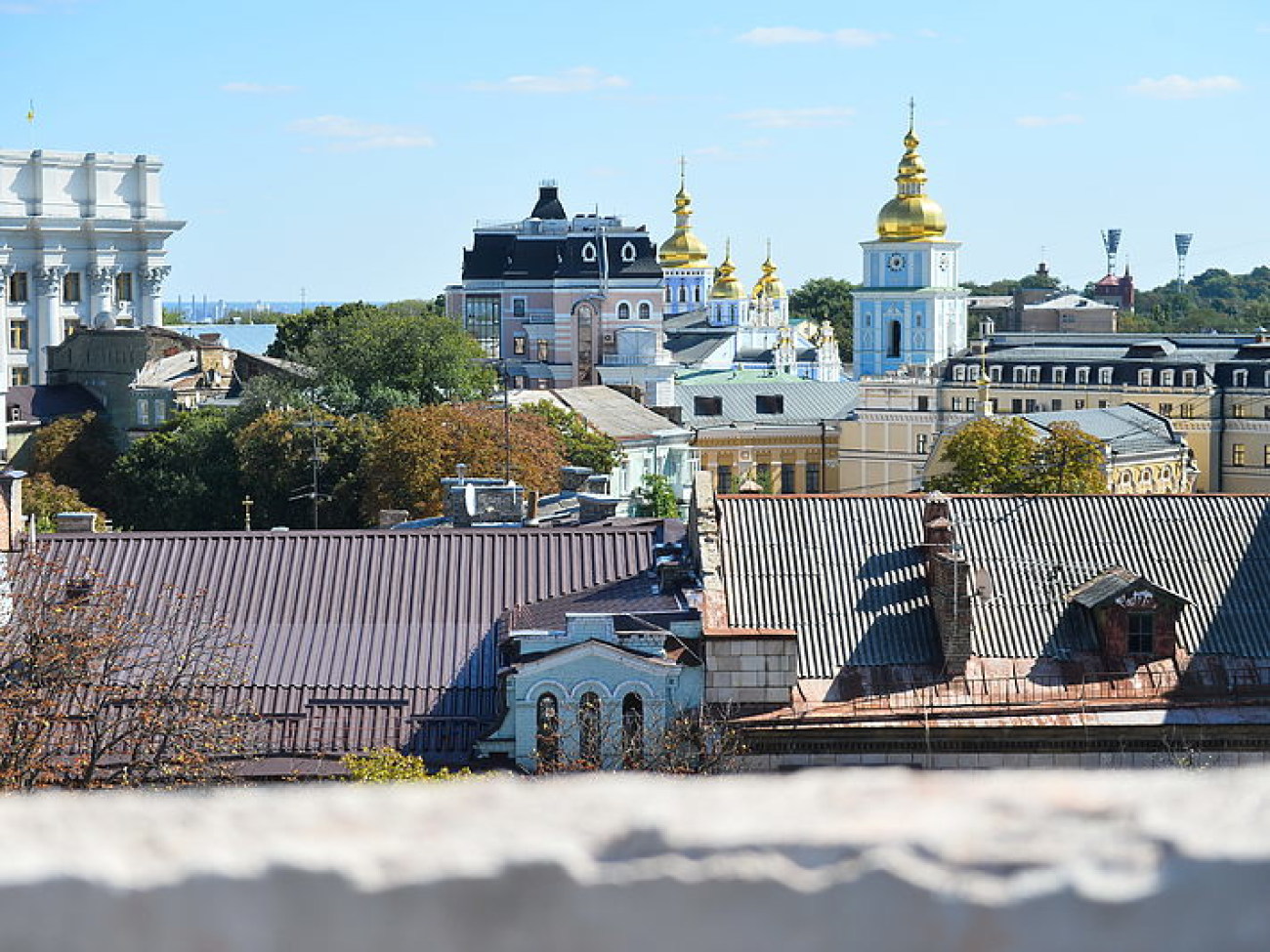 В Десятинном переулке продолжается демонтаж двух лишних этажей скандальной новостройки