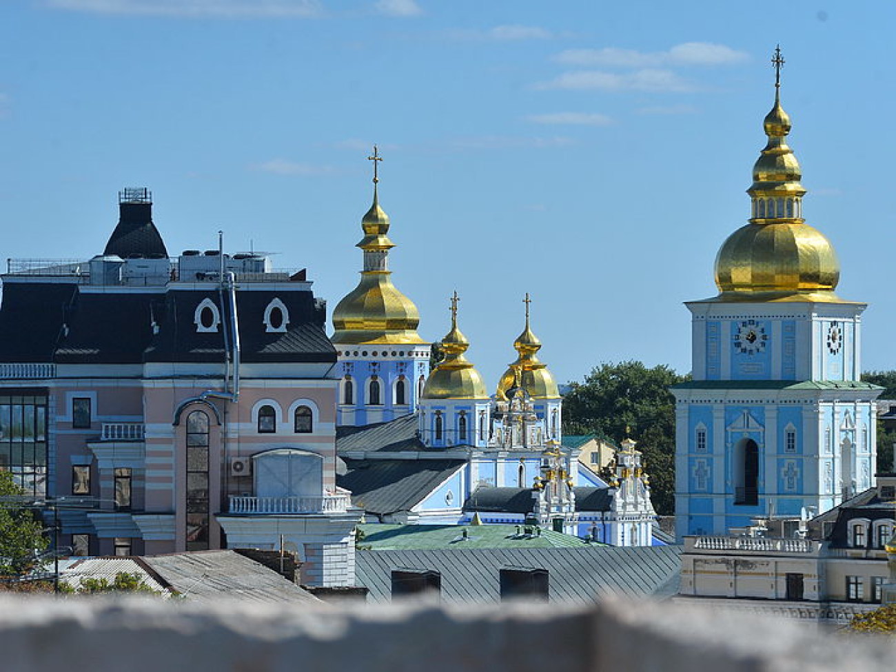 В Десятинном переулке продолжается демонтаж двух лишних этажей скандальной новостройки