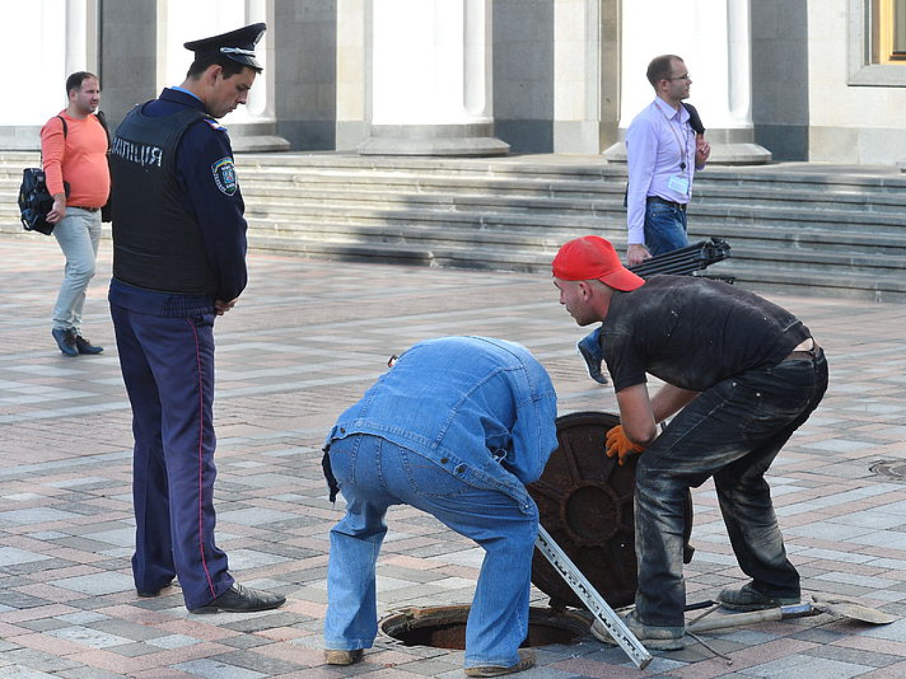 Возле ВР правоохранители ограничили движение граждан и огородили площадь