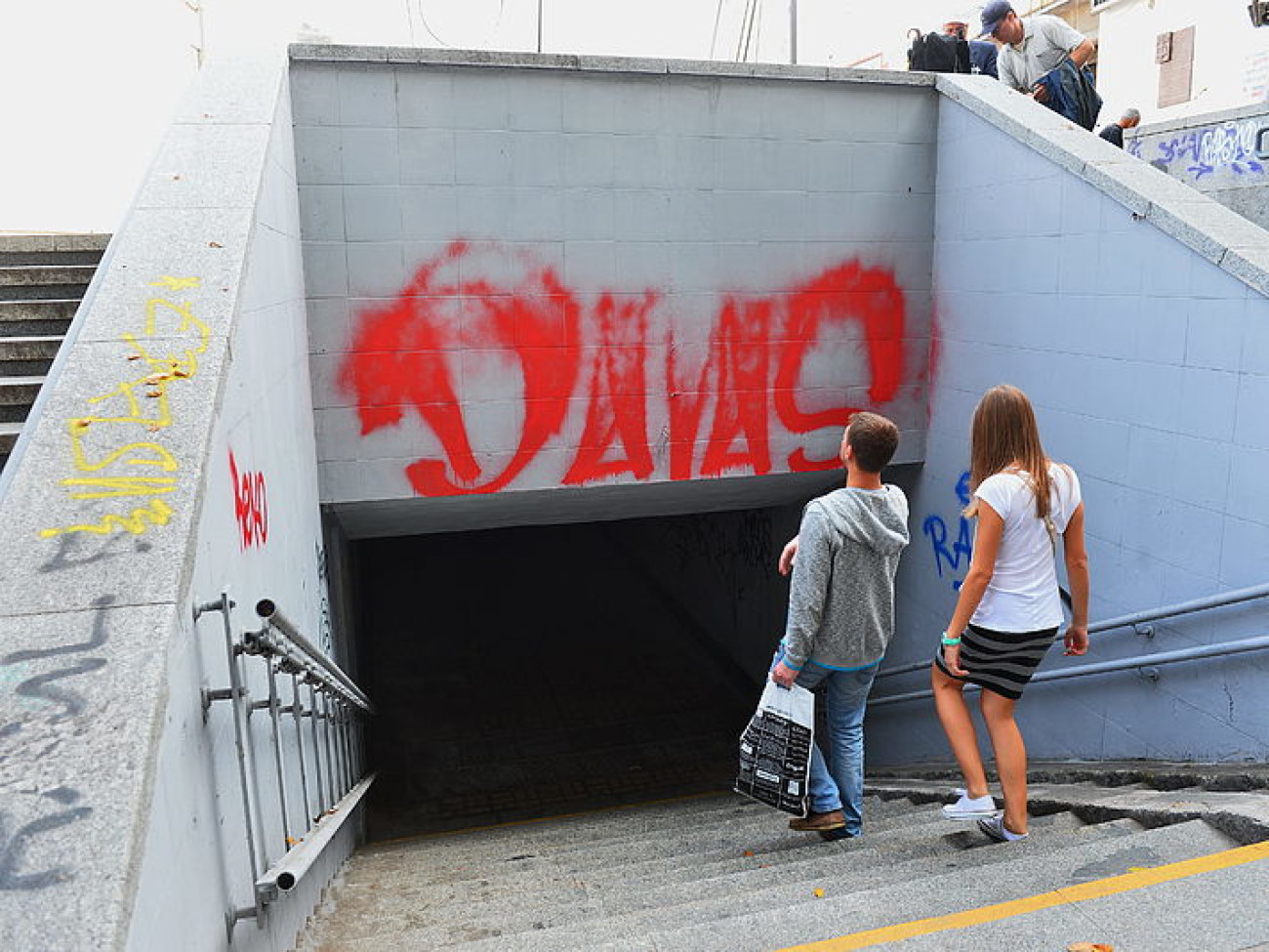 Набережная возле моста Метро в Киеве измазана надписями и граффити