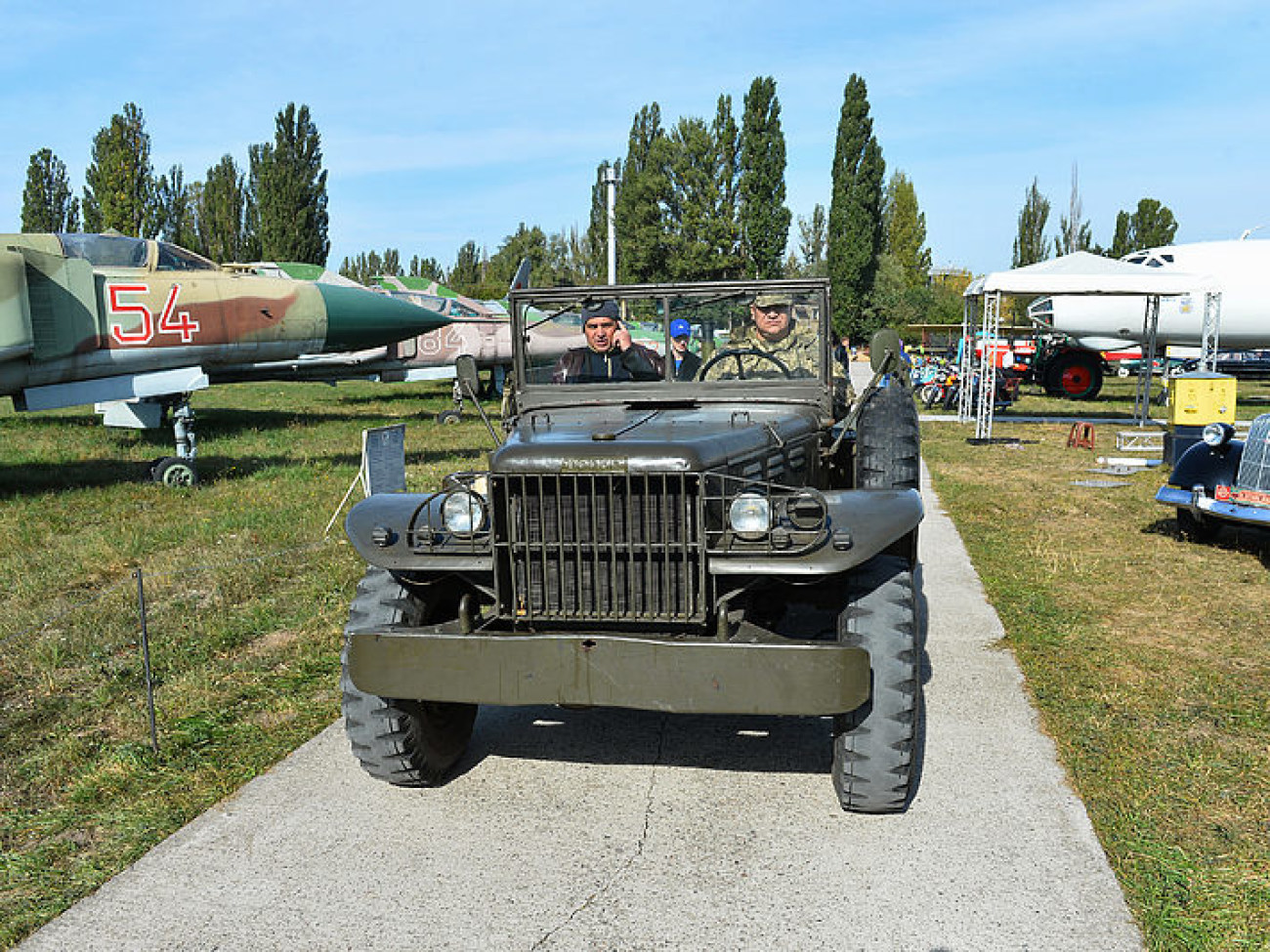 В Киеве проходит международный фестиваль старинных автомобилей «Old Car Land-2015»