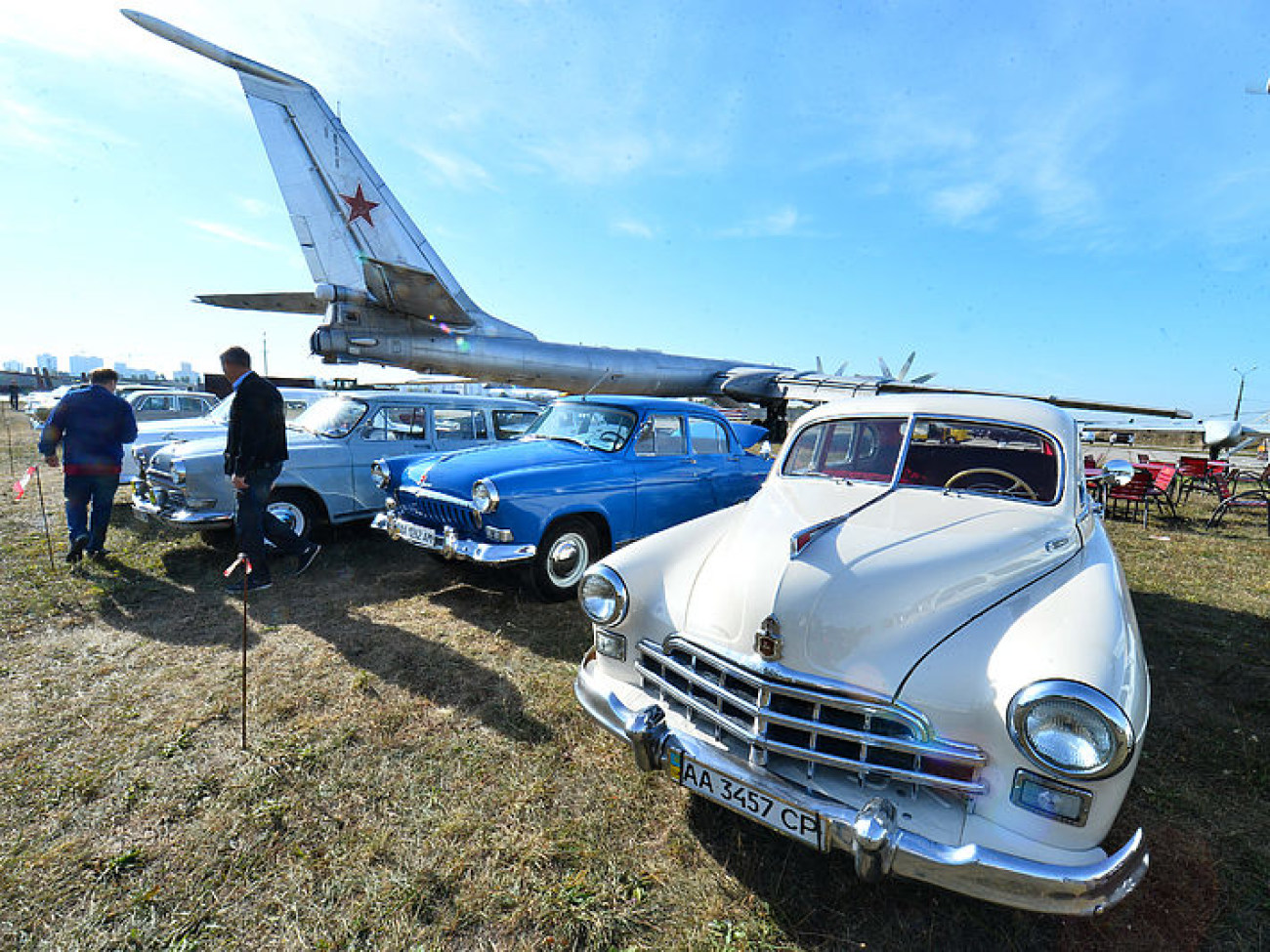 В Киеве проходит международный фестиваль старинных автомобилей «Old Car Land-2015»