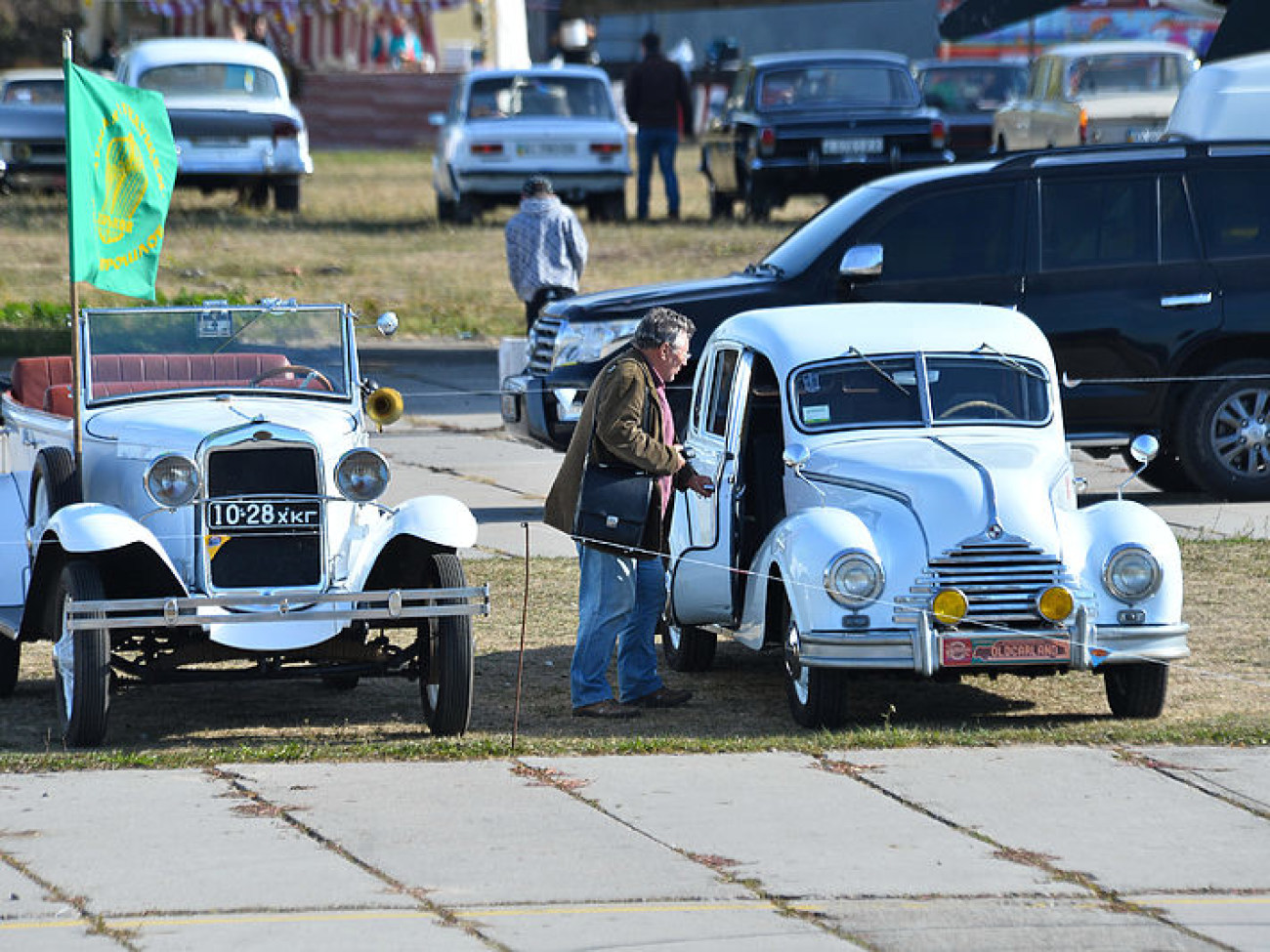 В Киеве проходит международный фестиваль старинных автомобилей «Old Car Land-2015»