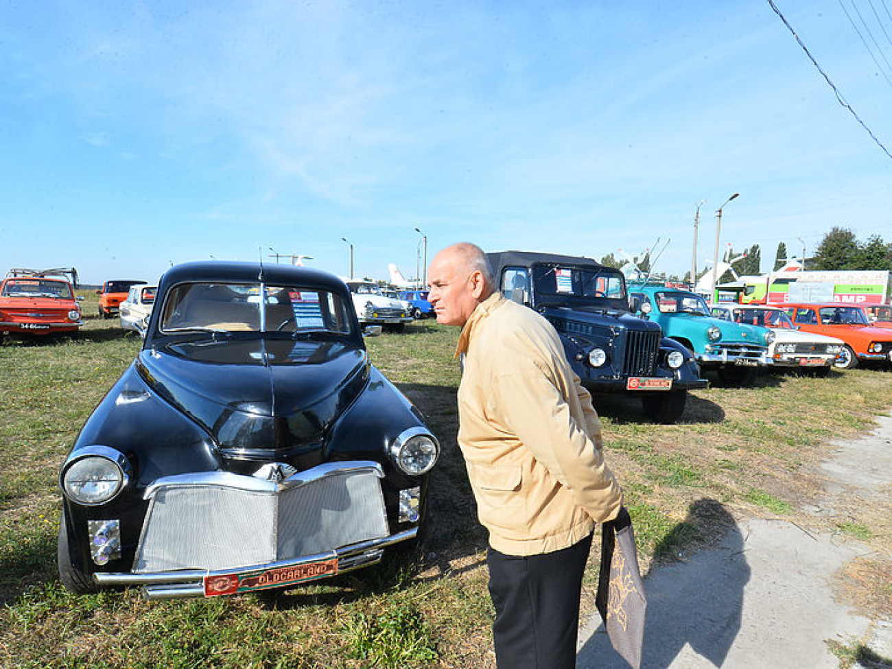 В Киеве проходит международный фестиваль старинных автомобилей «Old Car Land-2015»