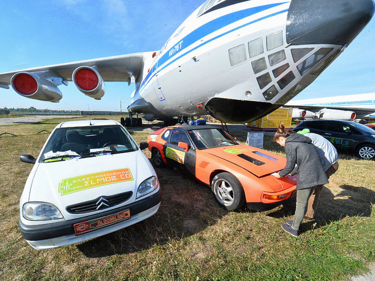 В Киеве проходит международный фестиваль старинных автомобилей «Old Car Land-2015»