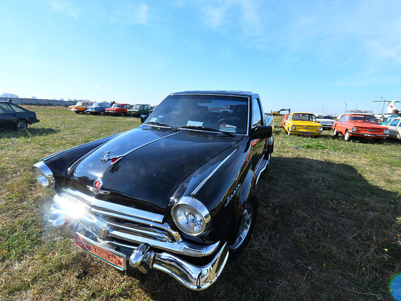 В Киеве проходит международный фестиваль старинных автомобилей «Old Car Land-2015»