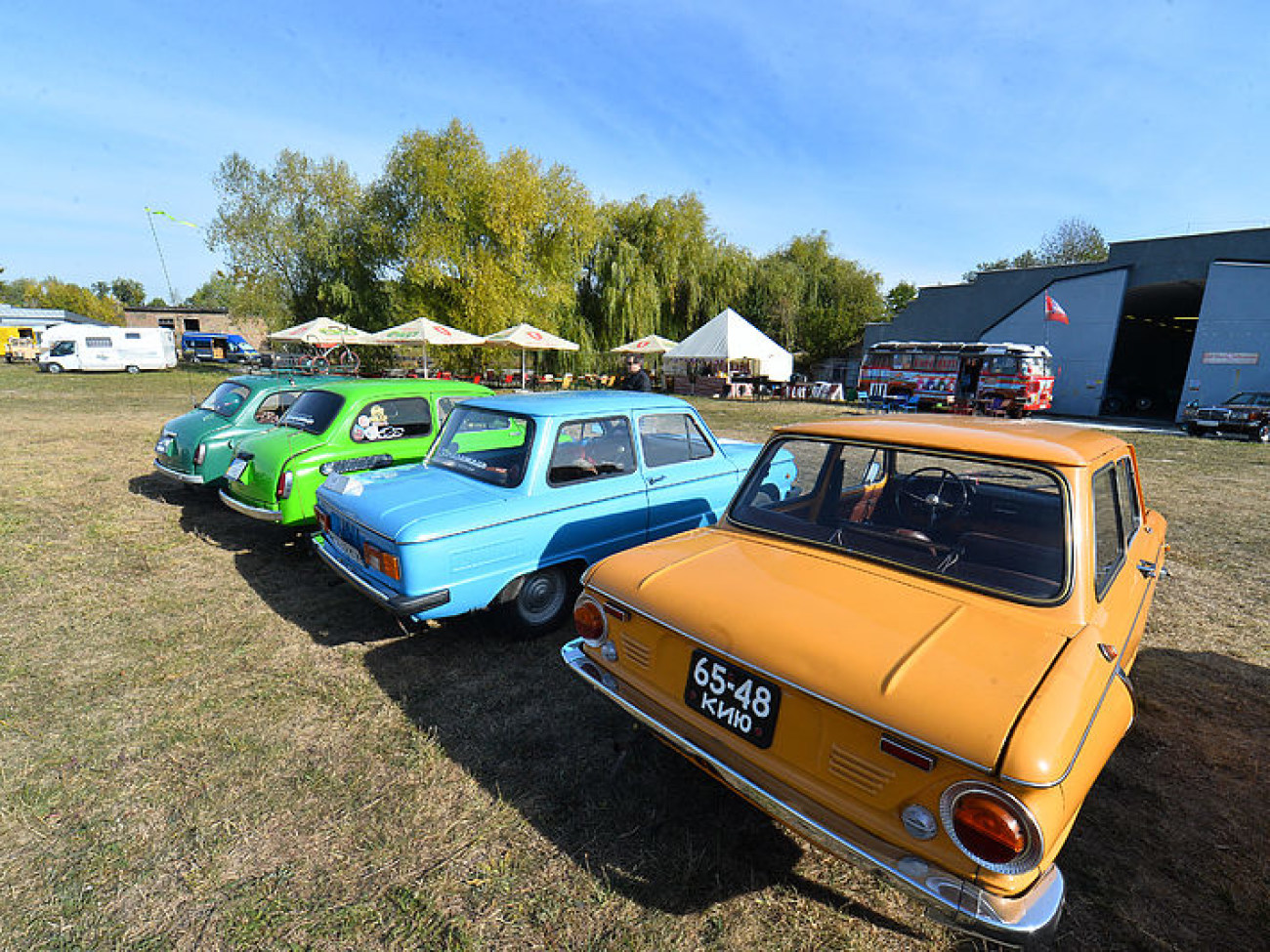 В Киеве проходит международный фестиваль старинных автомобилей «Old Car Land-2015»