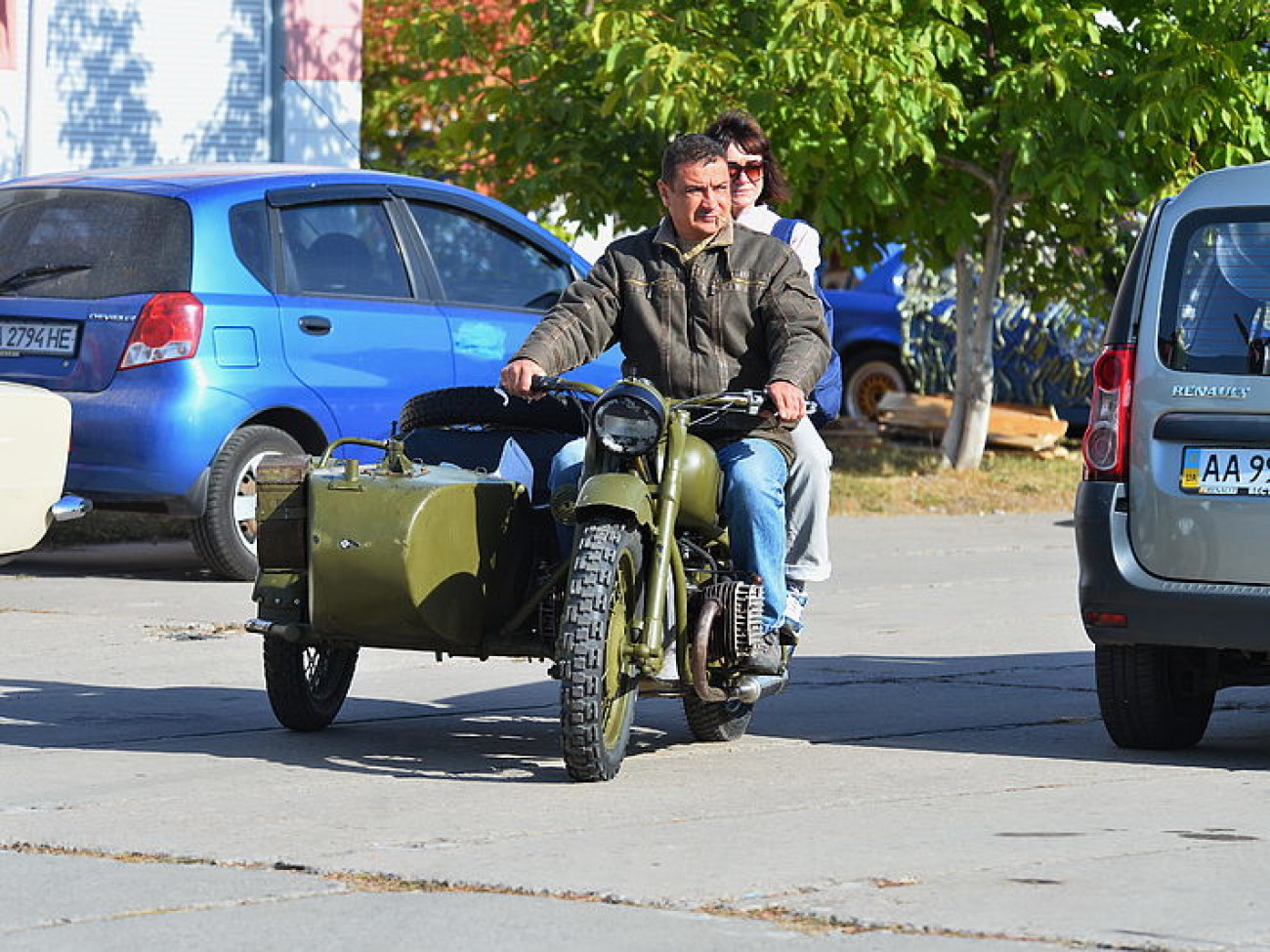 В Киеве проходит международный фестиваль старинных автомобилей «Old Car Land-2015»