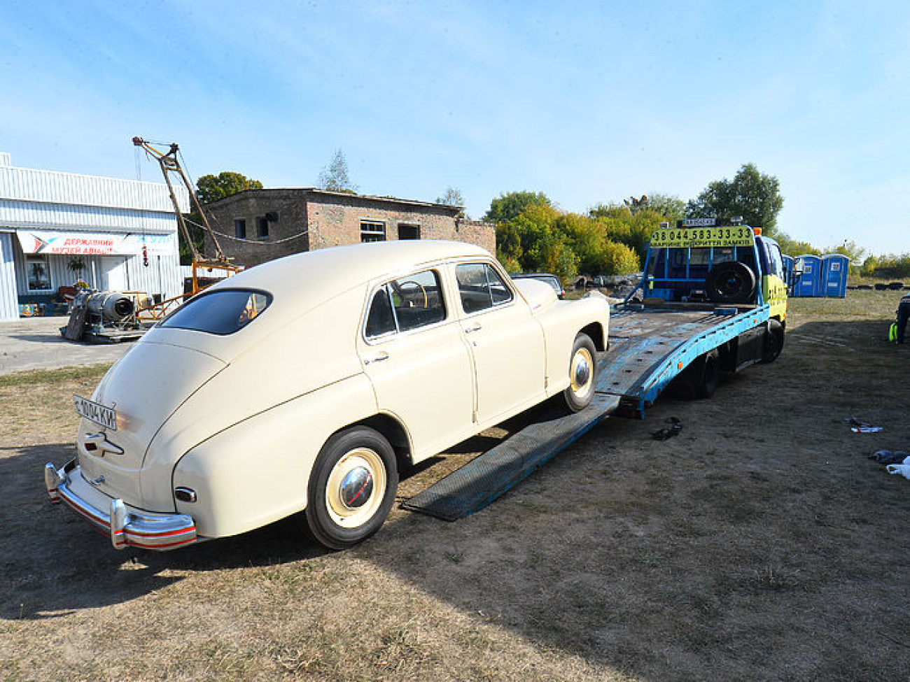 В Киеве проходит международный фестиваль старинных автомобилей «Old Car Land-2015»