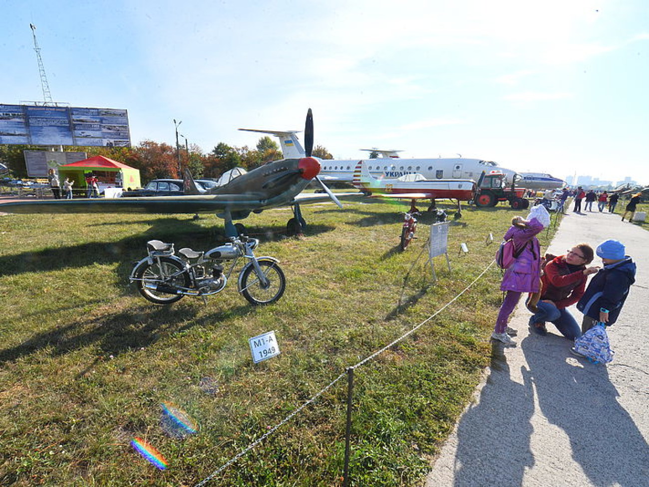 В Киеве проходит международный фестиваль старинных автомобилей «Old Car Land-2015»