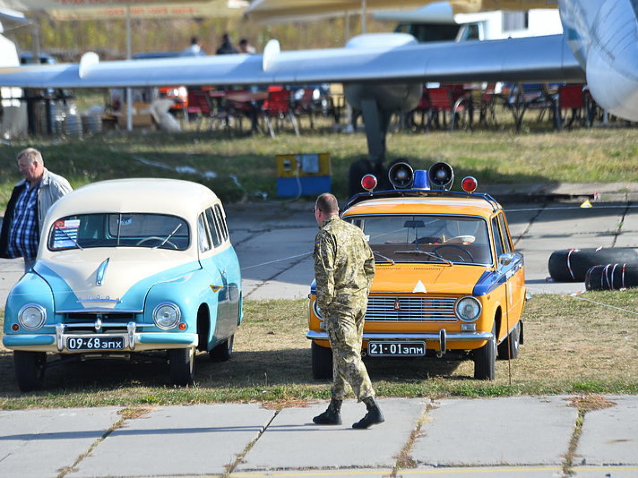 В Киеве проходит международный фестиваль старинных автомобилей «Old Car Land-2015»