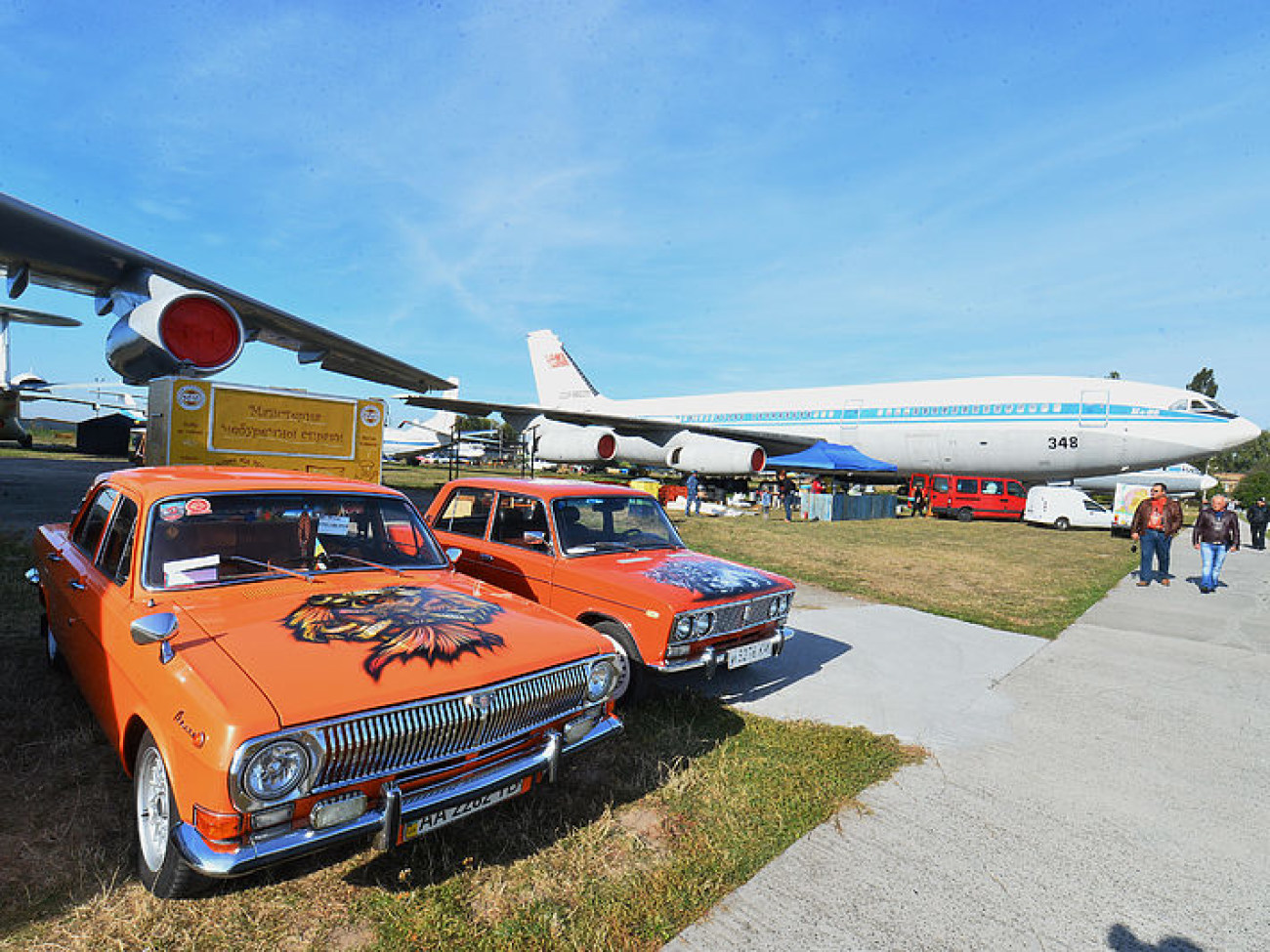 В Киеве проходит международный фестиваль старинных автомобилей «Old Car Land-2015»