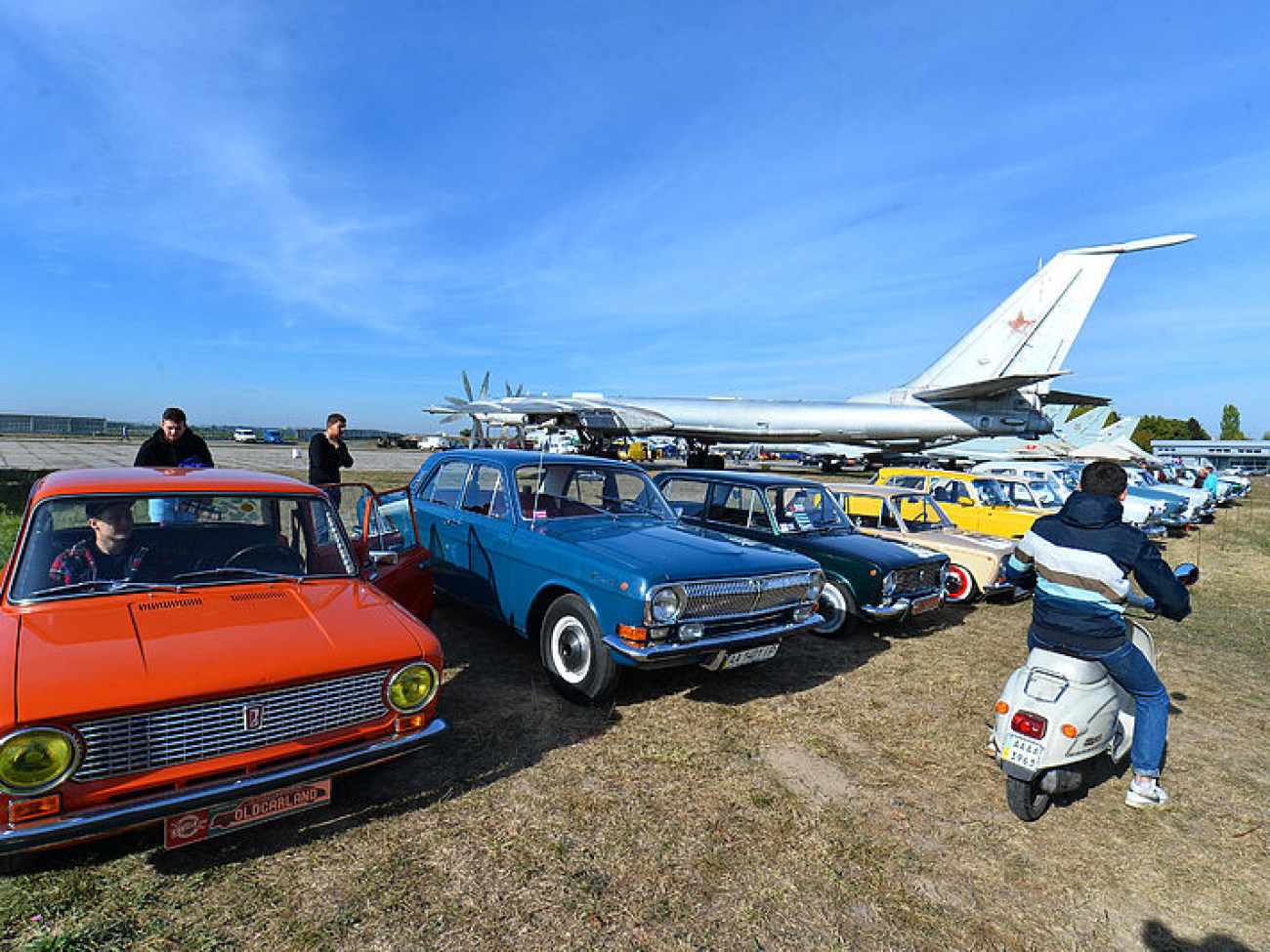 В Киеве проходит международный фестиваль старинных автомобилей «Old Car Land-2015»