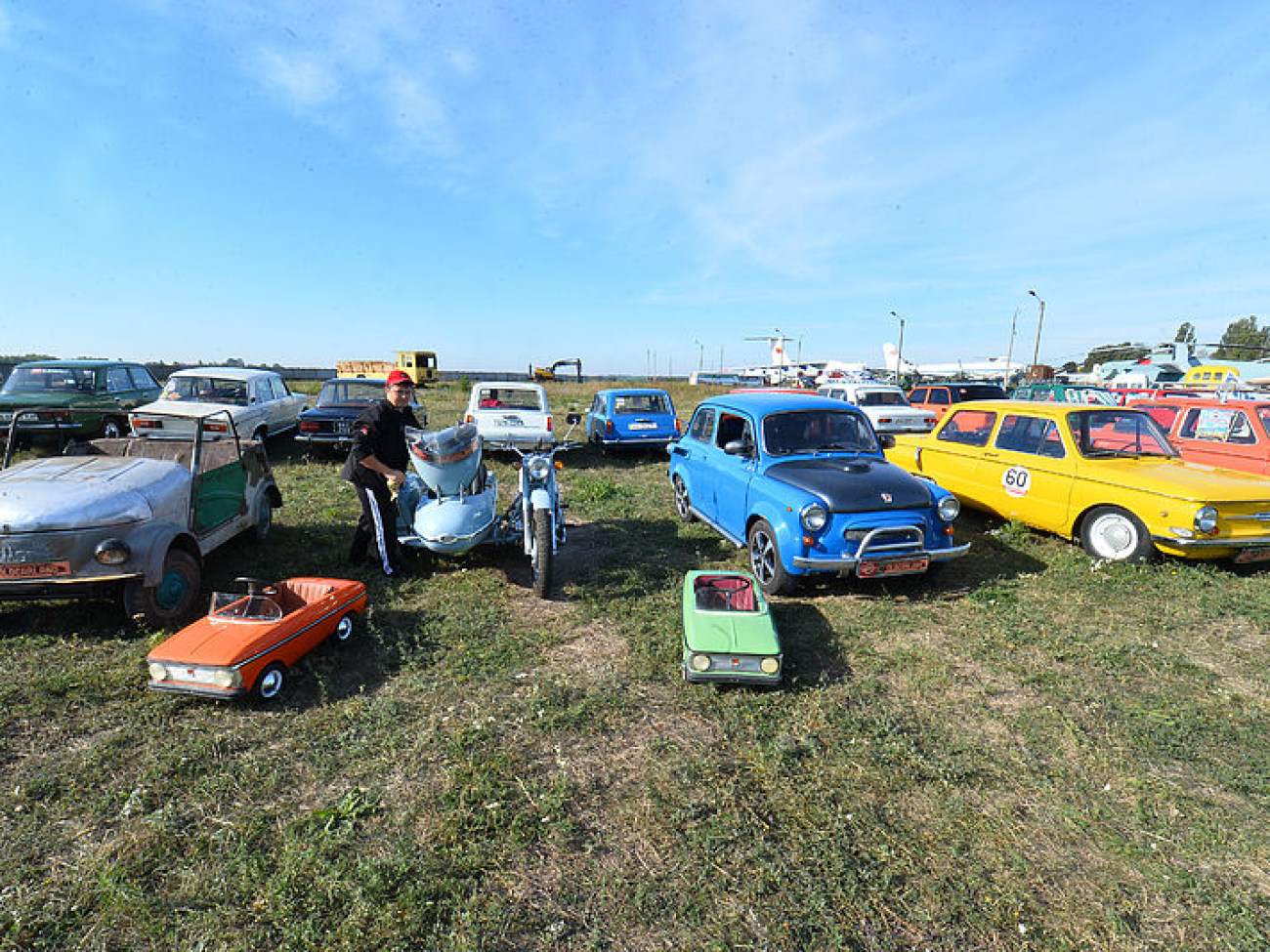 В Киеве проходит международный фестиваль старинных автомобилей «Old Car Land-2015»