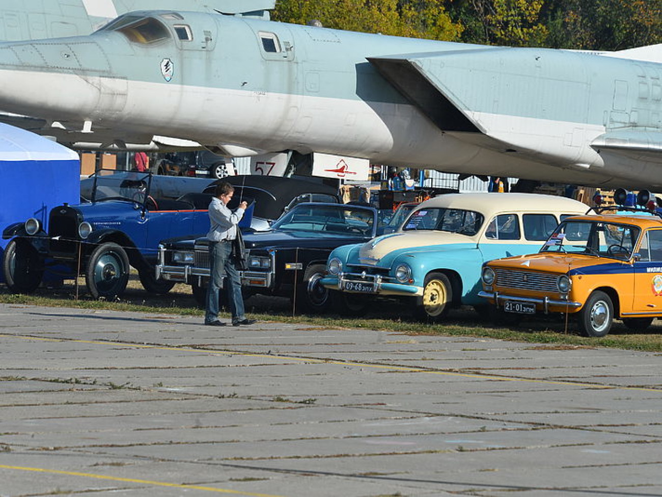 В Киеве проходит международный фестиваль старинных автомобилей «Old Car Land-2015»