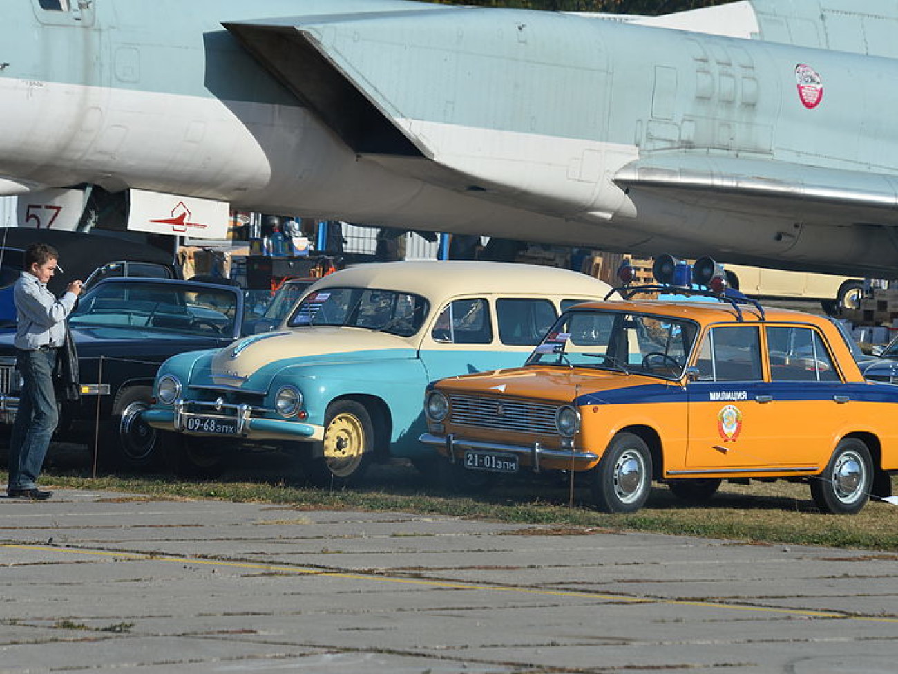 В Киеве проходит международный фестиваль старинных автомобилей «Old Car Land-2015»