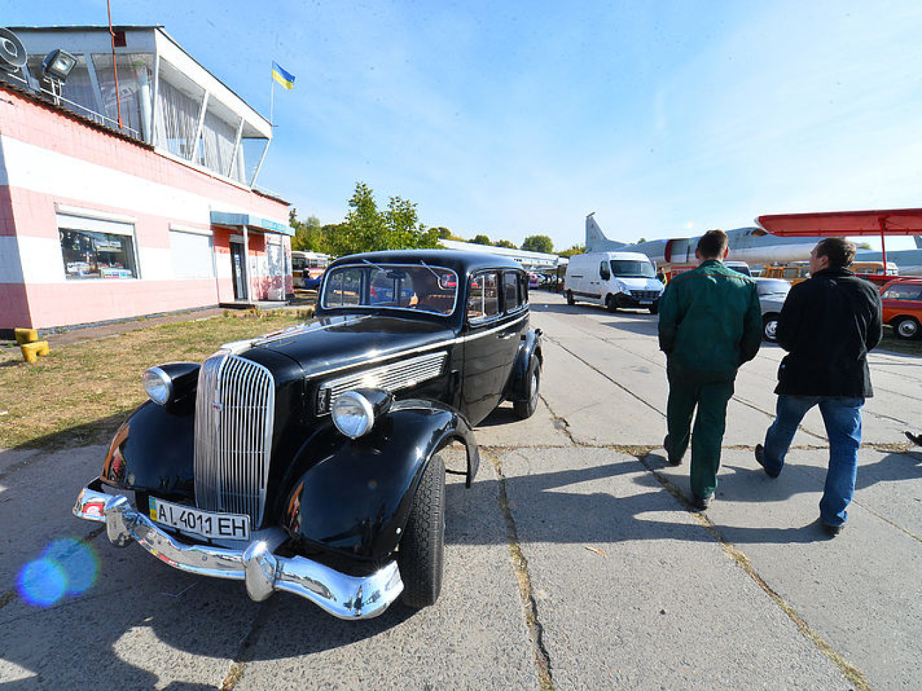 В Киеве проходит международный фестиваль старинных автомобилей «Old Car Land-2015»