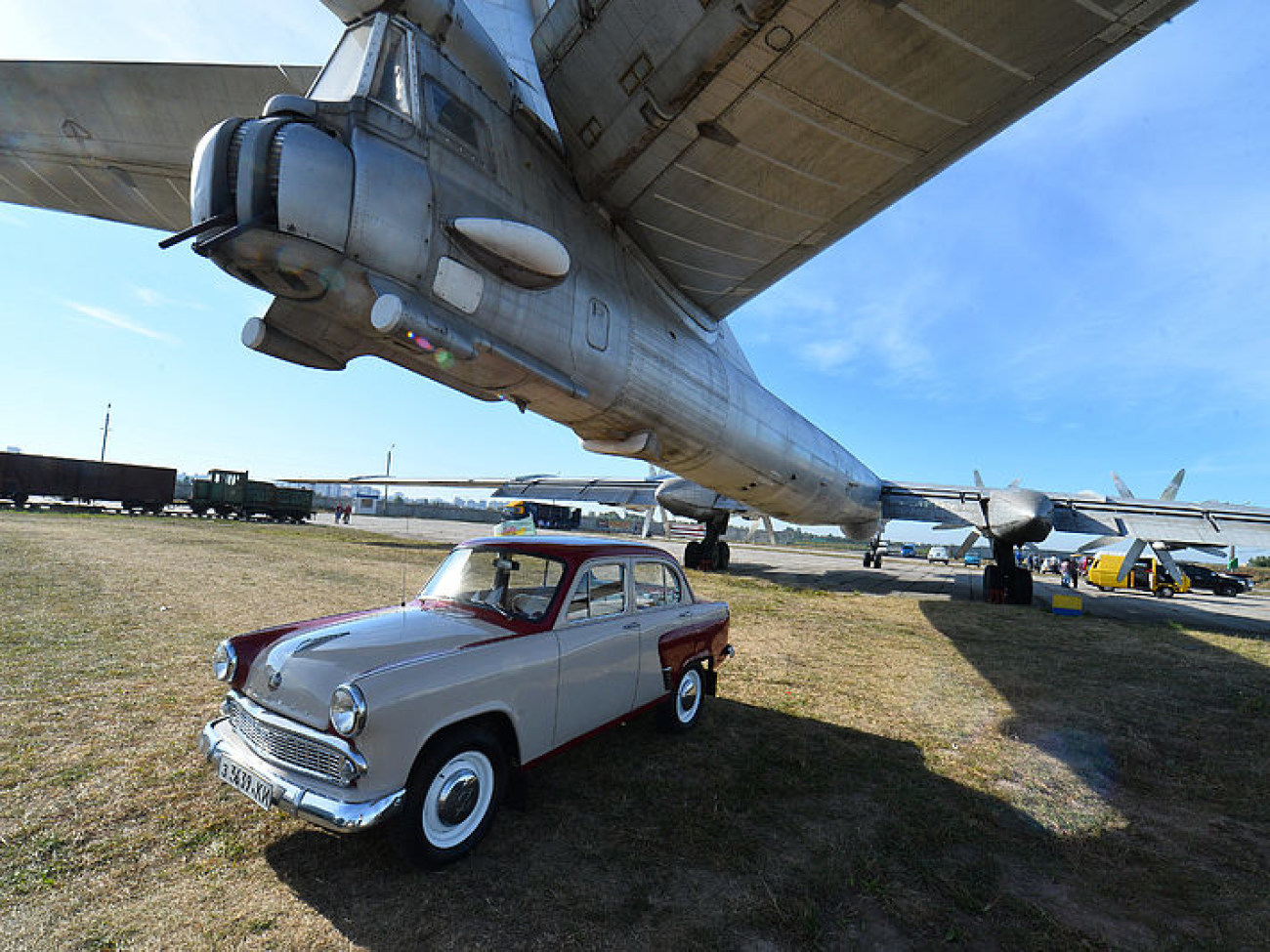 В Киеве проходит международный фестиваль старинных автомобилей «Old Car Land-2015»