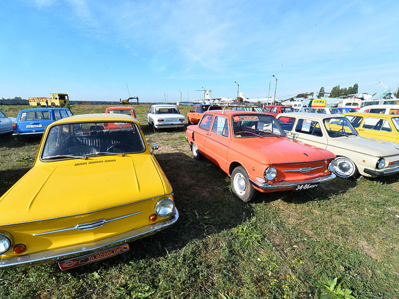 В Киеве проходит международный фестиваль старинных автомобилей «Old Car Land-2015»