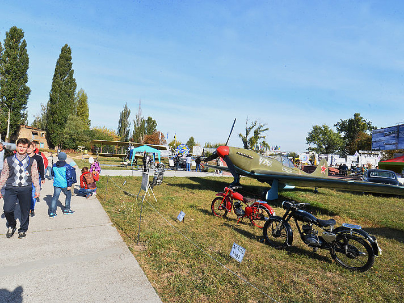 В Киеве проходит международный фестиваль старинных автомобилей «Old Car Land-2015»