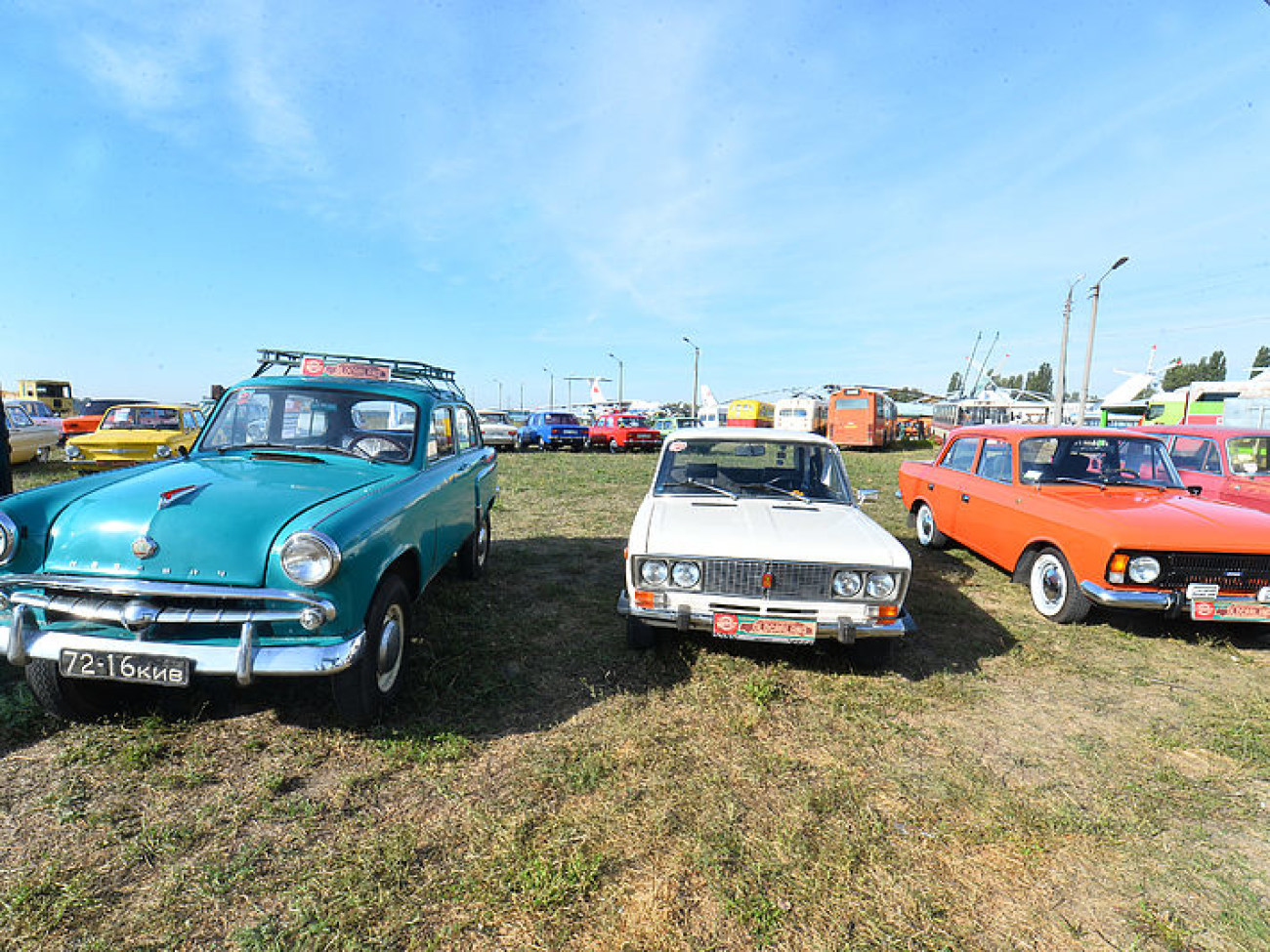 В Киеве проходит международный фестиваль старинных автомобилей «Old Car Land-2015»