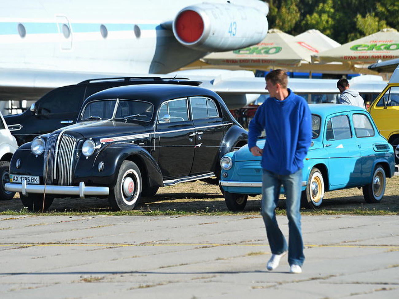 В Киеве проходит международный фестиваль старинных автомобилей «Old Car Land-2015»