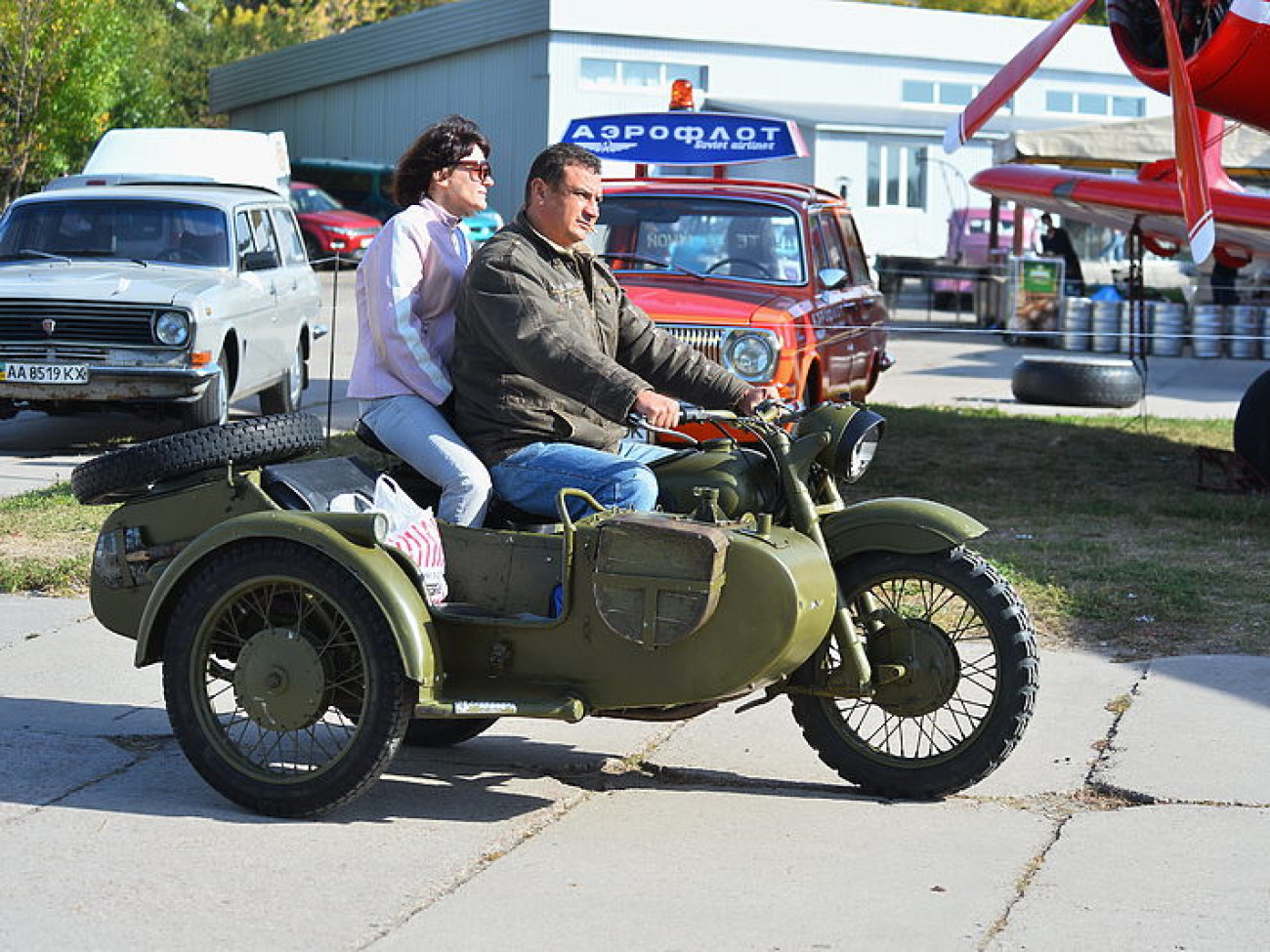 В Киеве проходит международный фестиваль старинных автомобилей «Old Car Land-2015»