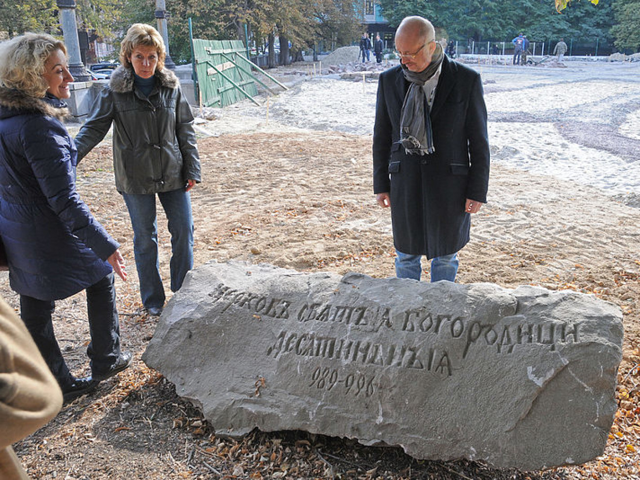 Чиновники и активисты Киева проверили ход реконструкции фундамента Десятинной церкви