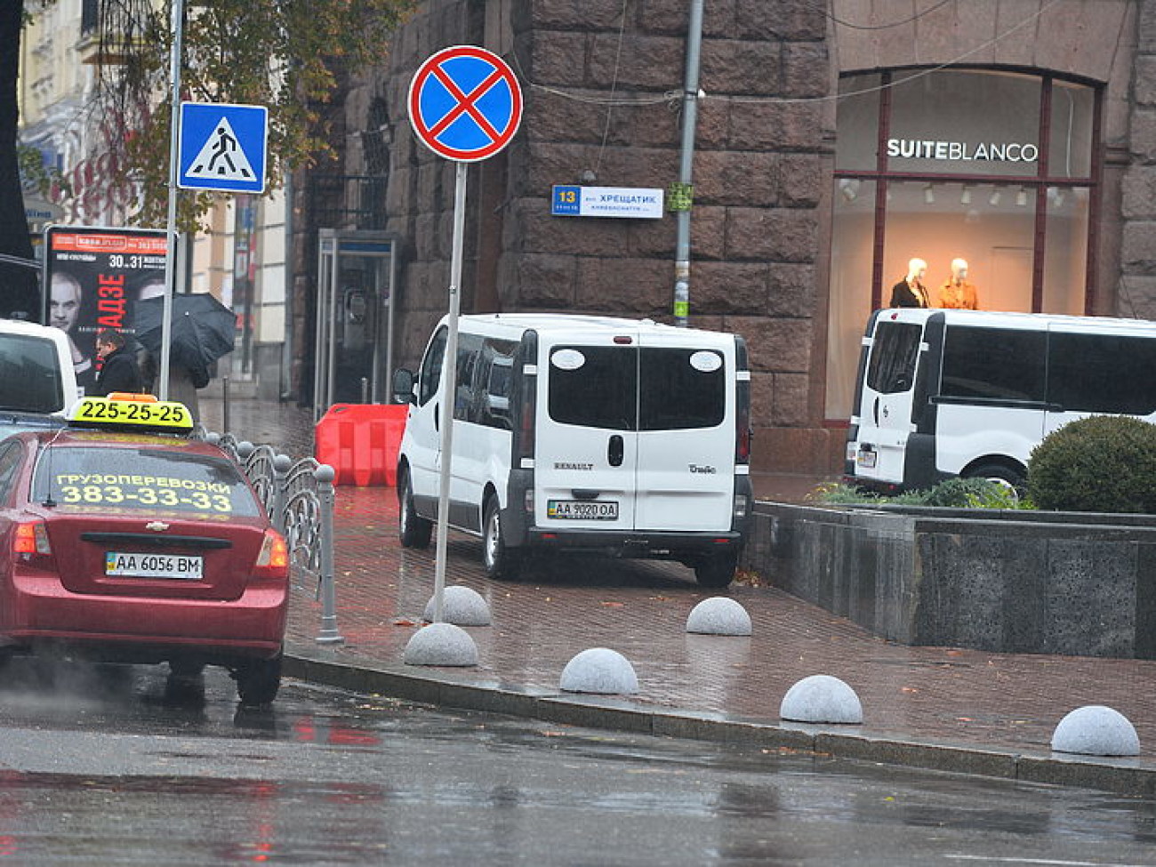 Парковаться на тротуарах Крещатика стало трудновато