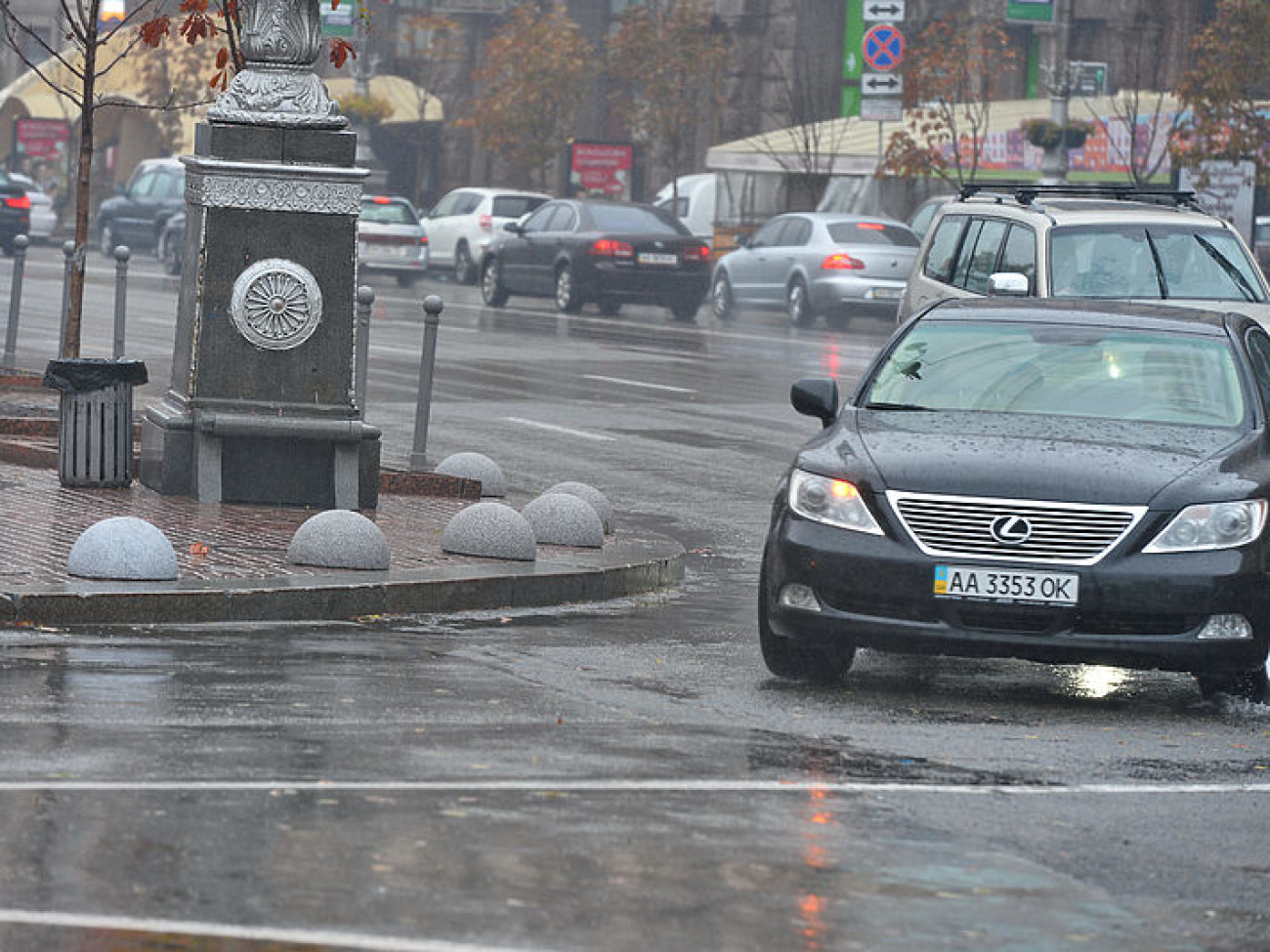 Парковаться на тротуарах Крещатика стало трудновато