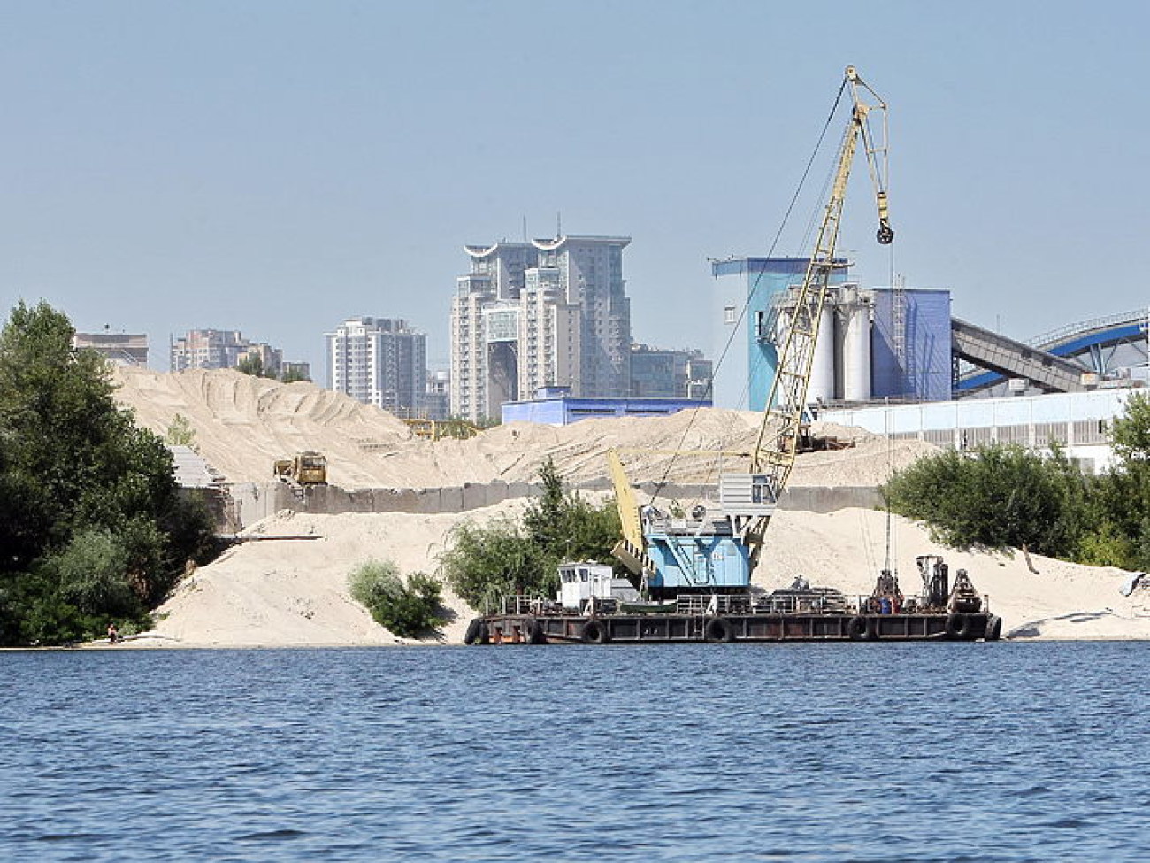 Незаконный намыв песка в Днепре грозит столичным &#171;Осокоркам&#187;