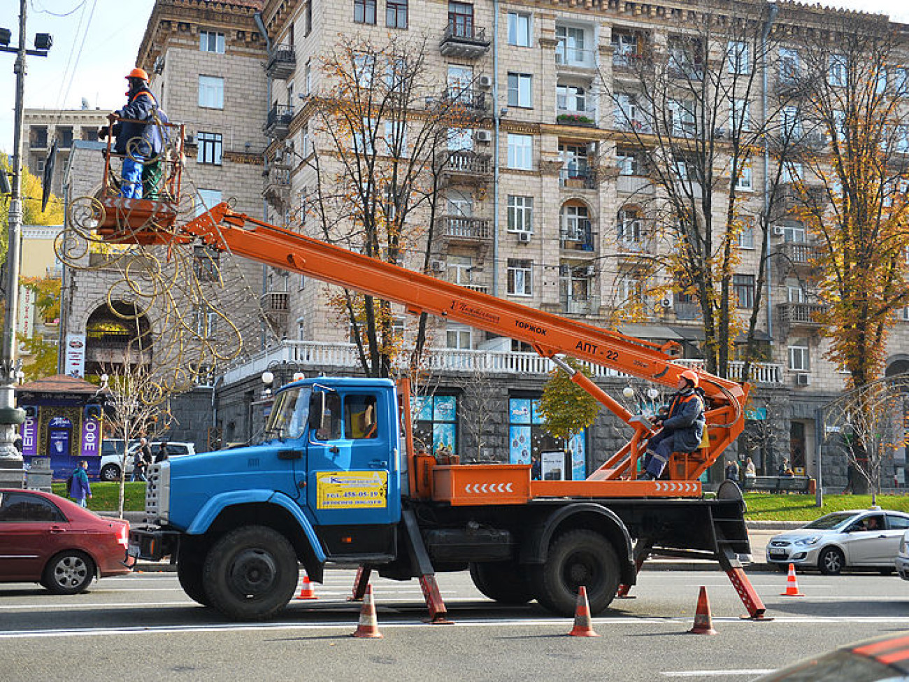 На Крещатике монтируют новогоднюю иллюминацию