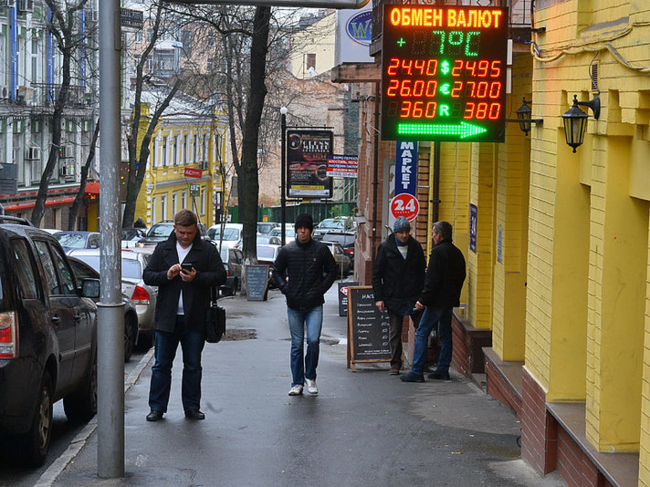 Падение гривны вызвано спекуляциями олигархов