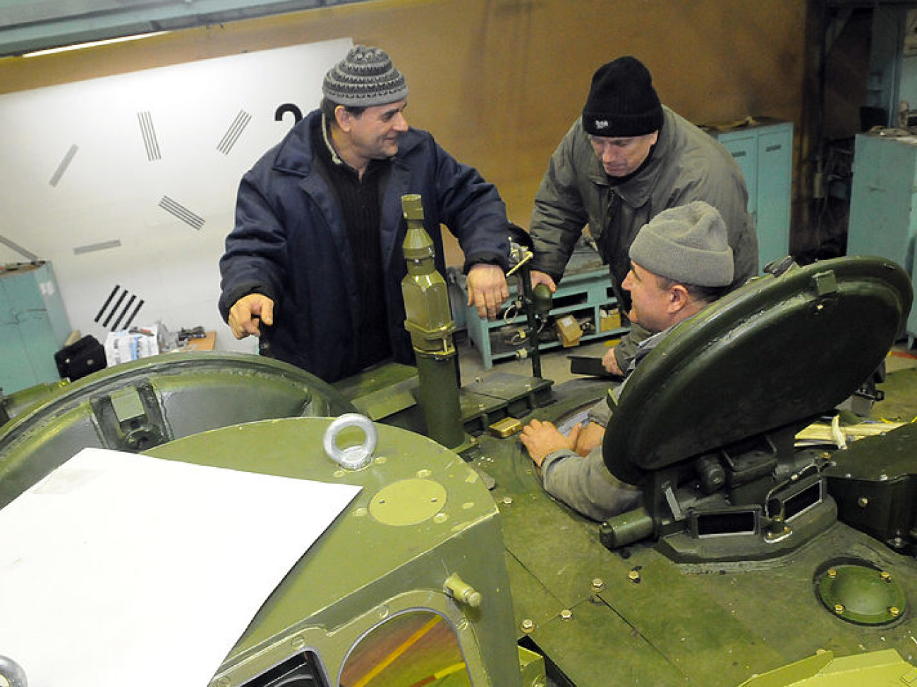 Журналистам показали как производят танки &#171;Оплот&#187; и БТР-4