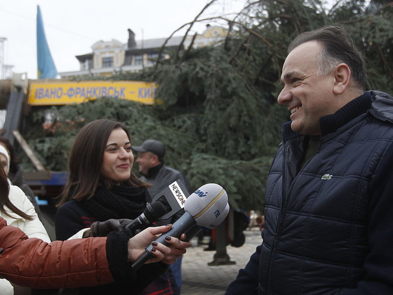 На Софийскую площадь в Киеве привезли главную елку страны