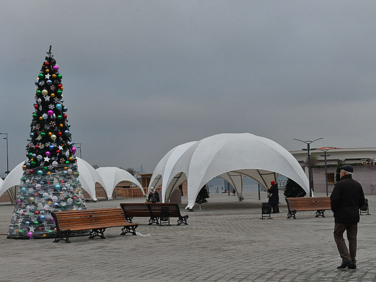 На Почтовой площади наряжают елку и строят новогодний городок