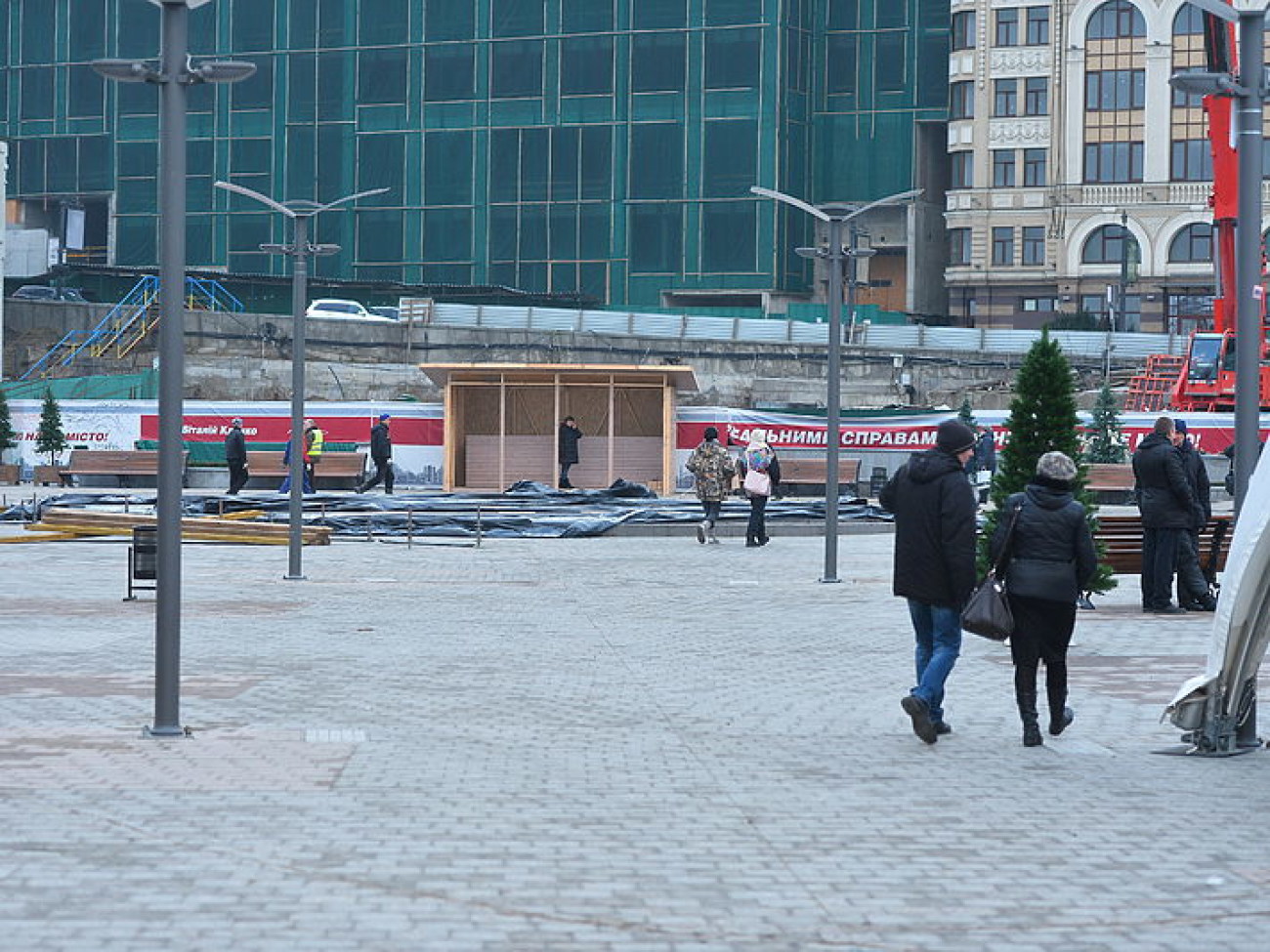 На Почтовой площади наряжают елку и строят новогодний городок