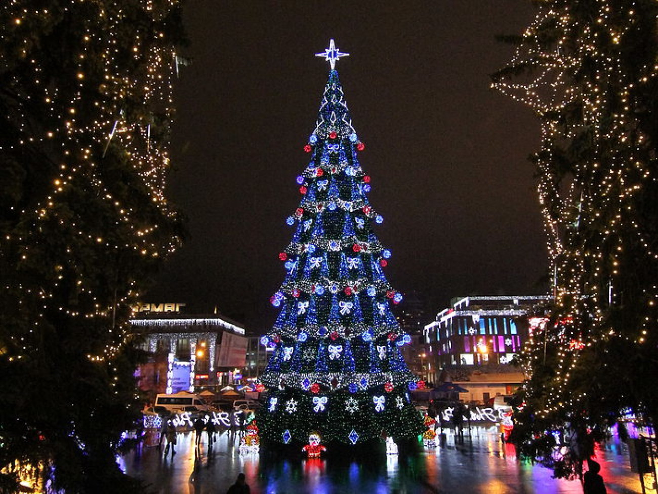 Улицы Днепропетровска буквально залиты новогодней иллюминацией