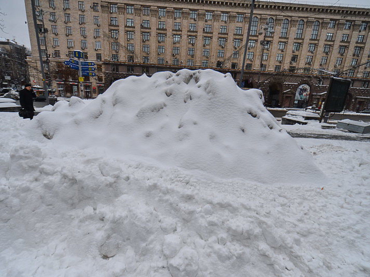 Снег в Киеве убирают дворники с лопатами и водители со щетками, техники почти не видно