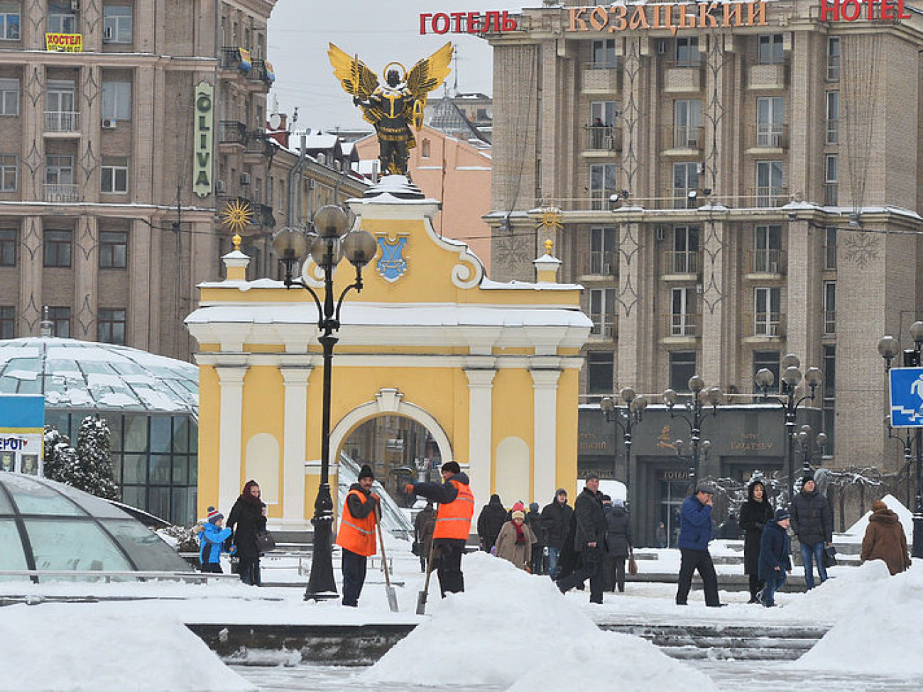 Снег в Киеве убирают дворники с лопатами и водители со щетками, техники почти не видно