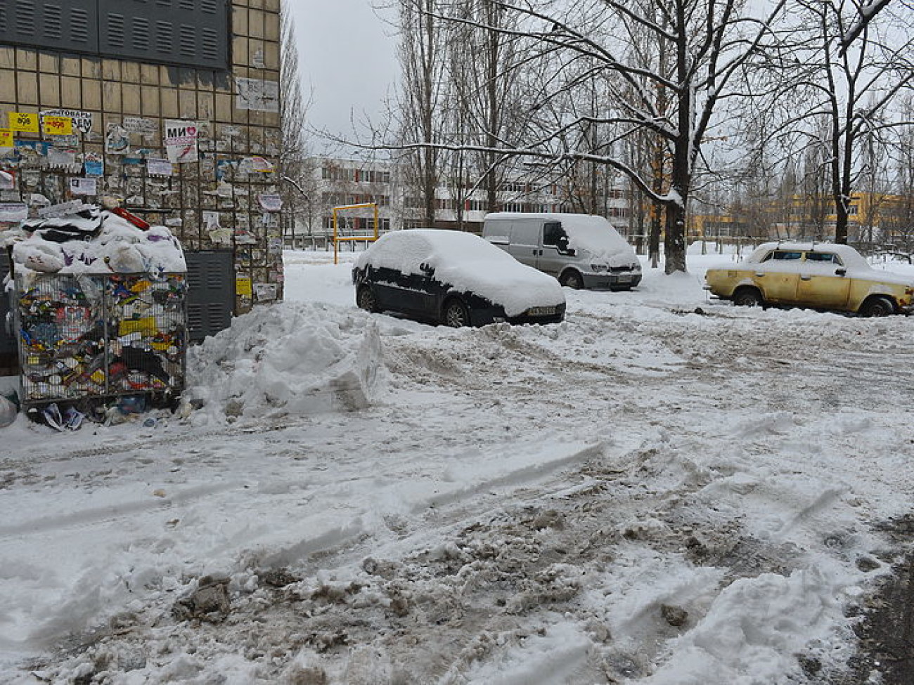 Снег в Киеве убирают дворники с лопатами и водители со щетками, техники почти не видно