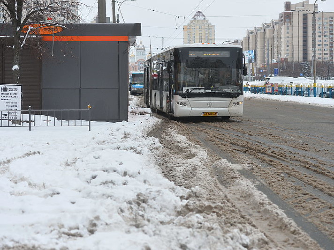 Снег в Киеве убирают дворники с лопатами и водители со щетками, техники почти не видно