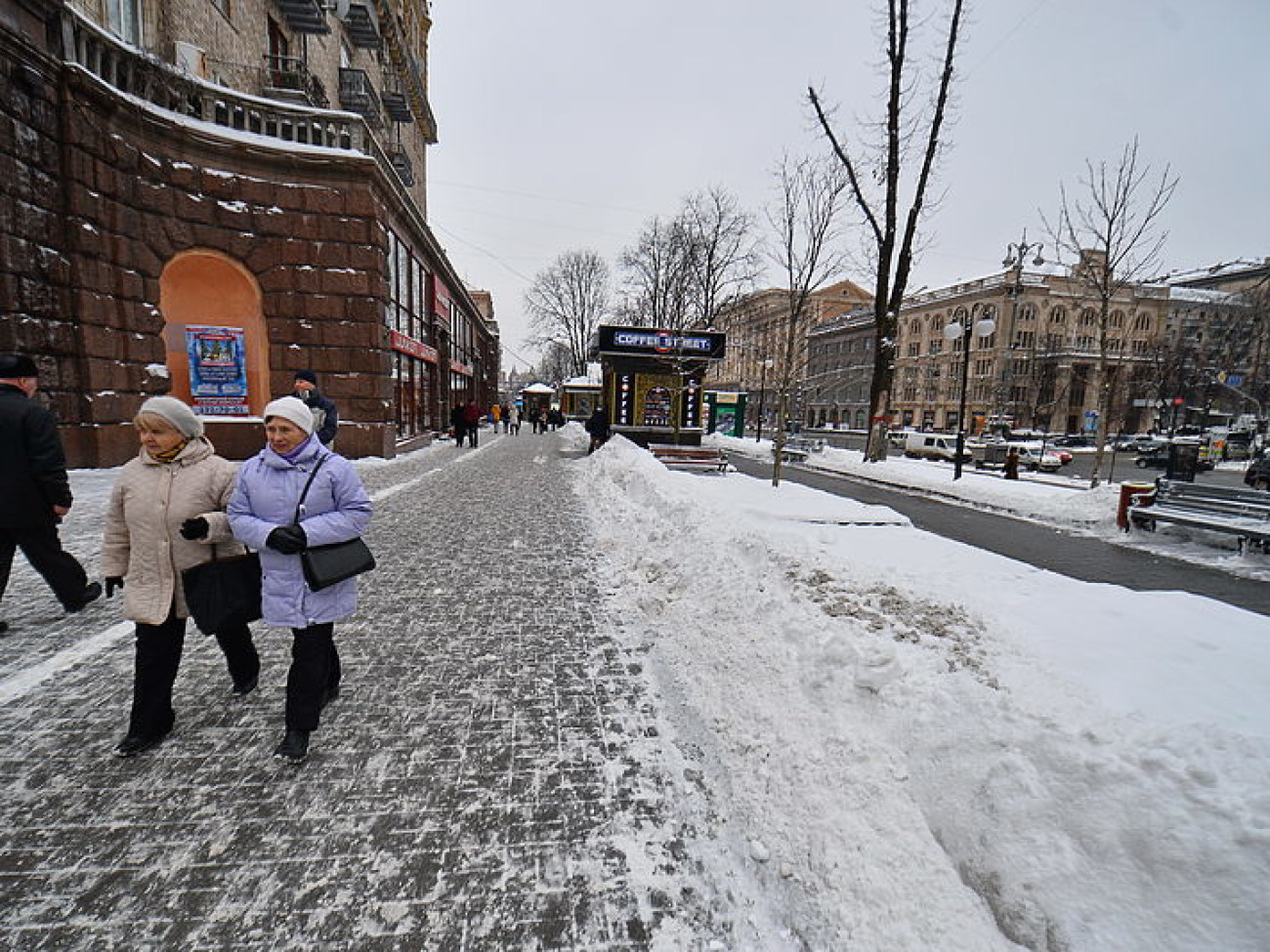 Снег в Киеве убирают дворники с лопатами и водители со щетками, техники почти не видно